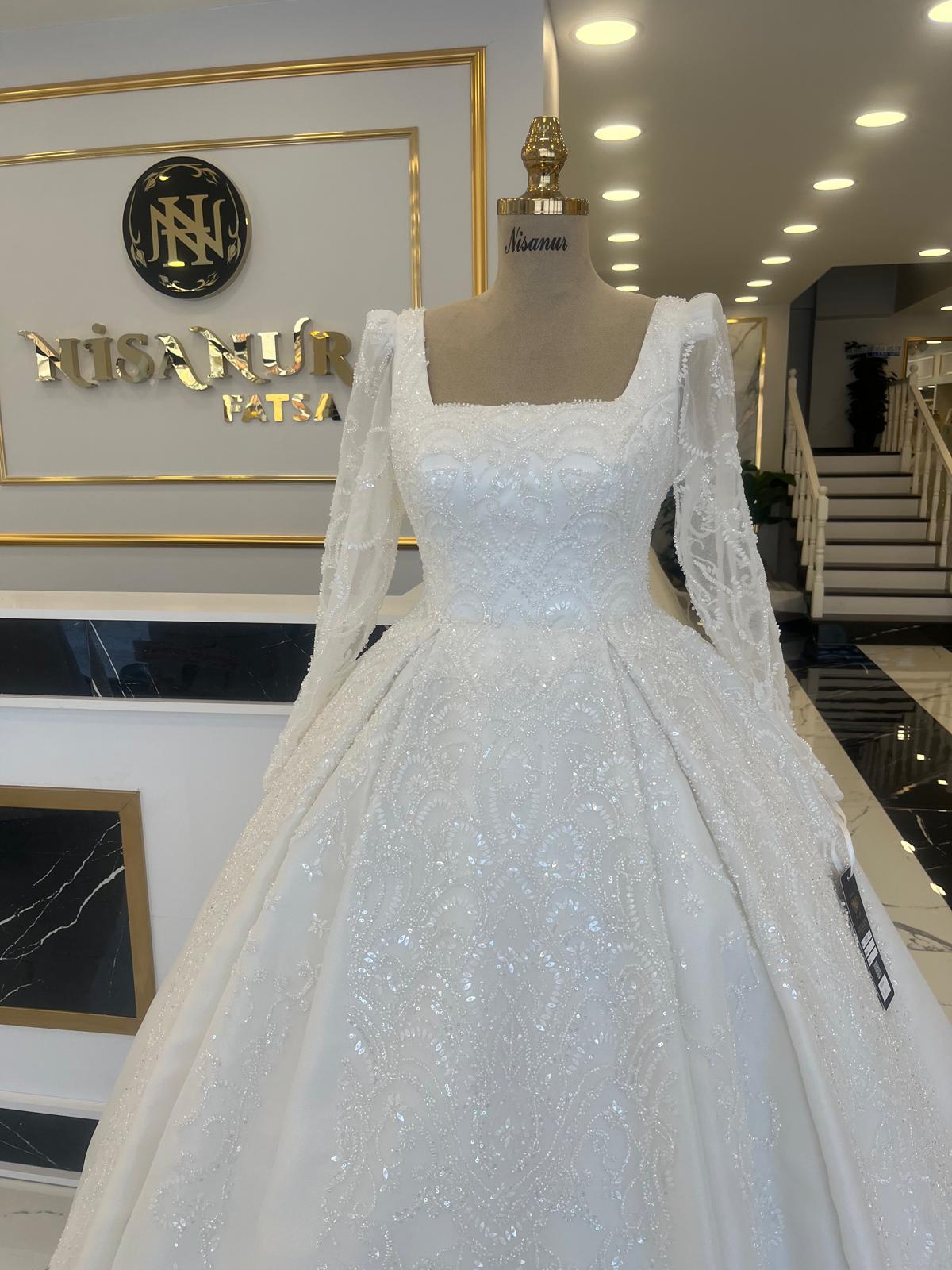 U Yaka Açık Gelinlik